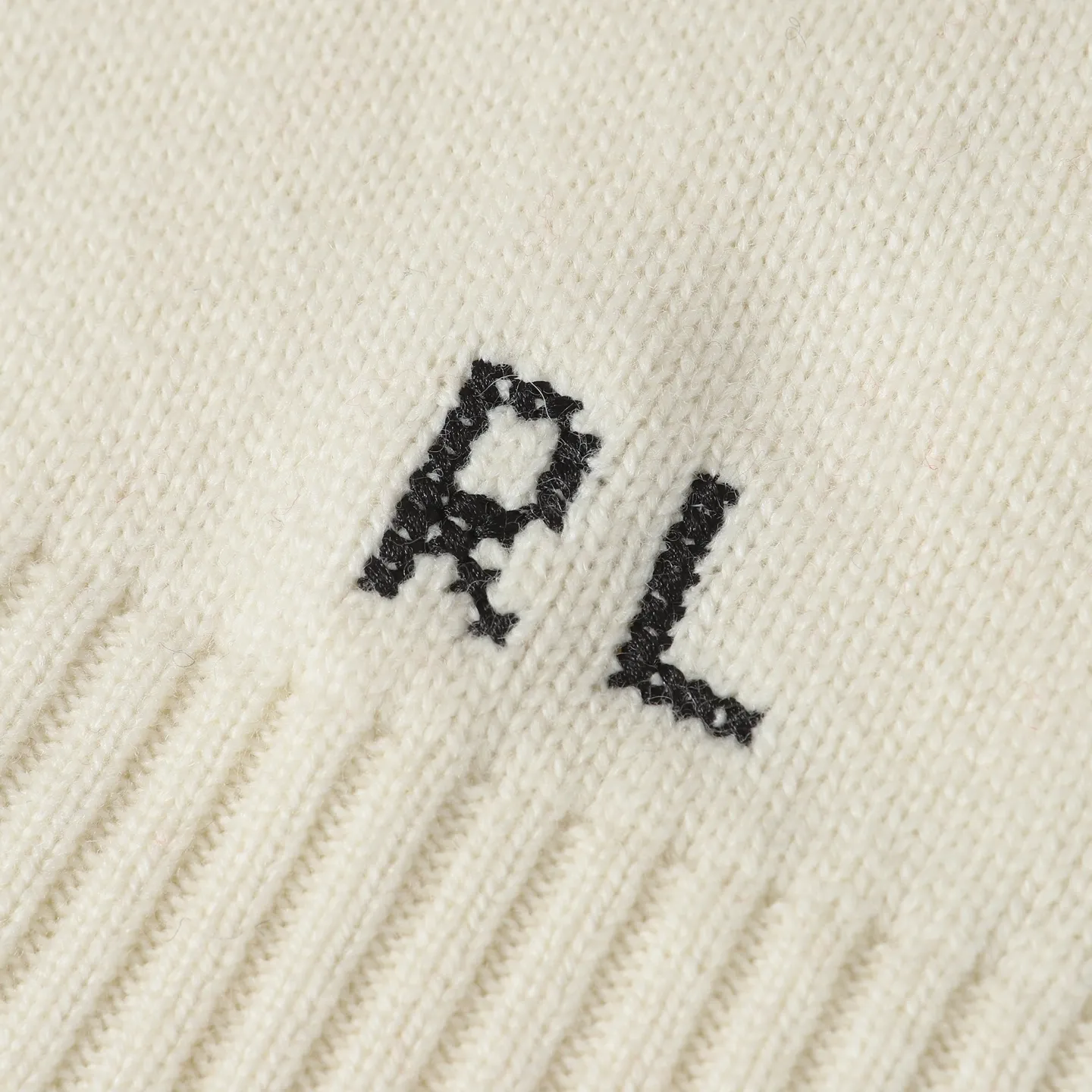 P470 [Wool] Original high-end quality Ralph lauren pol* 2026 early spring latest series! New Year's limited edition bear embroidered sweater, wool blend, soft and comfortable, super warm in autumn and winter! The little bear is wearing a red buttoned jacket and holding a red envelope. It is full of details and full of festive atmosphere. The classic round neck design is casual and versatile, and can be easily worn by both men and women. It is suitable for holiday gifts or daily wear. Exquisite craftsmanship + interesting design make it easy to create a festive look ✨. 3️⃣Personal color! S-M-L3️⃣ code!